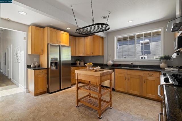 6417 Sunnymere Ave, Oakland CA: https://media.crmls.org/mediaz/81766789-84dc-45ba-8b20-bb2b4ece79ea.jpg