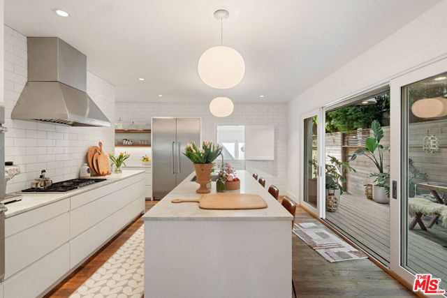 729 Superba Avenue, Venice CA: https://media.crmls.org/mediaz/81773357-c16b-48b6-8454-25c8fdf98bff.jpg