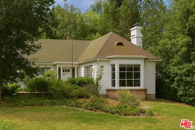 12752 Halkirk Street, Studio City CA: https://media.crmls.org/mediaz/81778bb7-ef3a-4538-92fa-e751ffaa383e.jpg