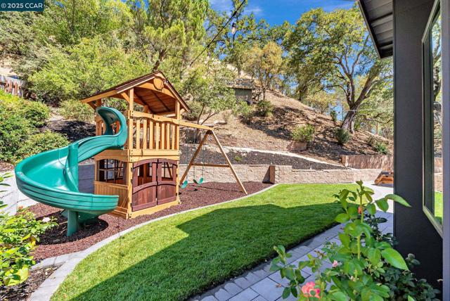 1612 Cervato Cir, Alamo CA: https://media.crmls.org/mediaz/81783eb9-1c23-4dae-ae6e-3911f4ae603b.jpg