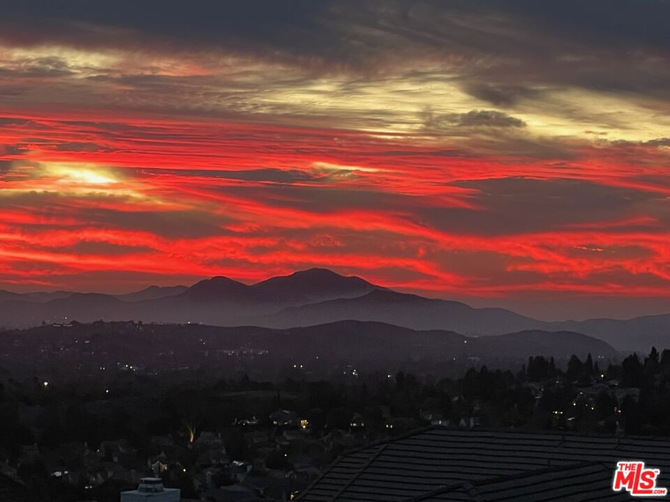 https://media.crmls.org/mediaz/8179737c-5eef-49ca-9272-9457b167f46a.jpg?preset=X-Large