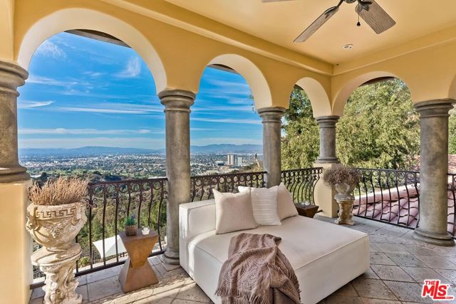 3595 Wonder View Drive, Los Angeles CA: https://media.crmls.org/mediaz/817af5b0-63a0-4bcd-b57d-2f9bb81f658f.jpg