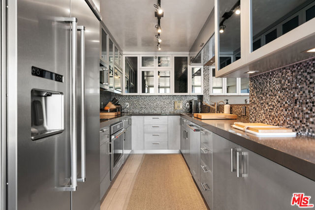 201 Ocean Avenue, Santa Monica CA: https://media.crmls.org/mediaz/817bd210-e2eb-4480-ba91-4afa5195a80e.jpg