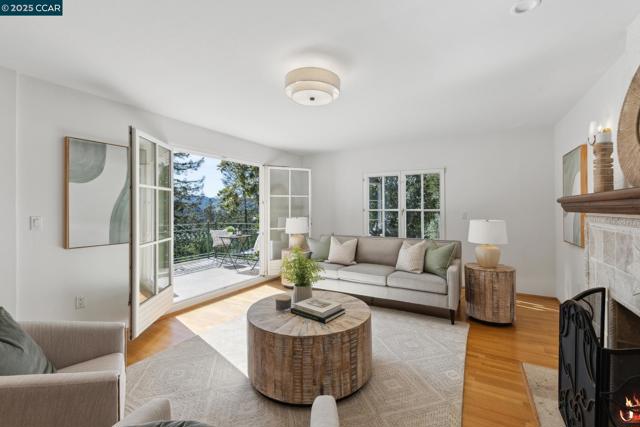 40 Las Palomas, Orinda CA: https://media.crmls.org/mediaz/817e16a0-4c46-411b-a9dc-70eb145a75ab.jpg