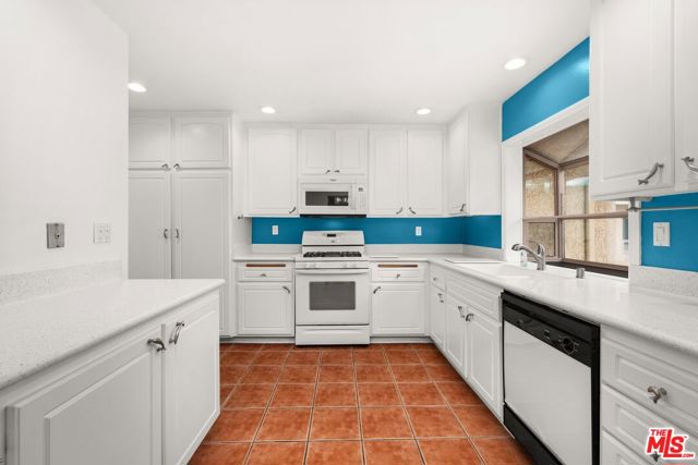 5245 Coldwater Canyon Avenue, Sherman Oaks CA: https://media.crmls.org/mediaz/817e39c5-8c9f-44df-aeb1-9f16191d8c2c.jpg