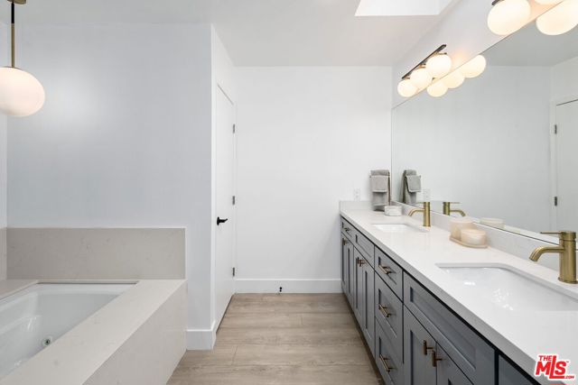 5254 Yarmouth Avenue, Encino CA: https://media.crmls.org/mediaz/817e3a8d-3c44-477d-927b-0347b8f3566c.jpg