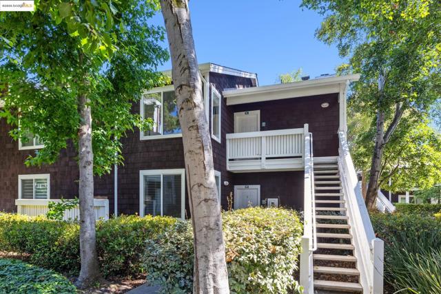 96 Bayside Ct, Richmond CA: https://media.crmls.org/mediaz/817e78a6-b643-47d3-a566-ba7f6e6cc87c.jpg