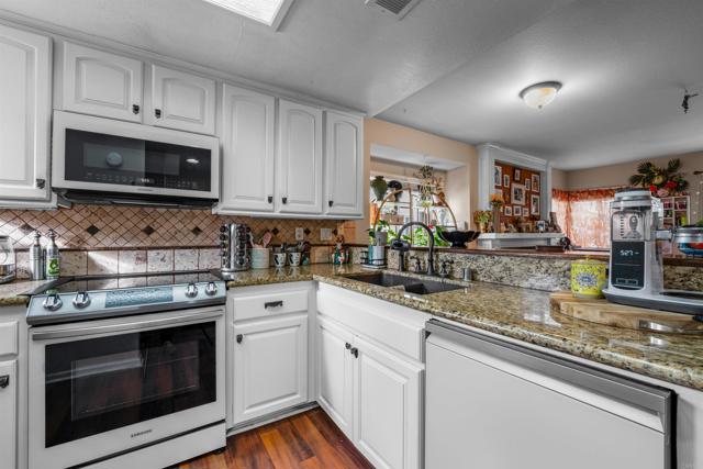 2126 Kings View Circle, Spring Valley CA: https://media.crmls.org/mediaz/817e7fa9-6a17-47c4-ba26-1109961a1ae9.jpg