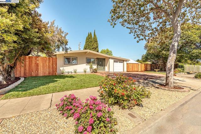 697 Lakewood Dr, Sunnyvale CA: https://media.crmls.org/mediaz/817eba99-7908-4987-8879-587207b7fb19.jpg