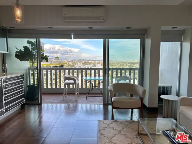 999 N Doheny Drive, West Hollywood CA: https://media.crmls.org/mediaz/817fa4a3-257c-4260-bea0-c24c1bc877ed.jpg