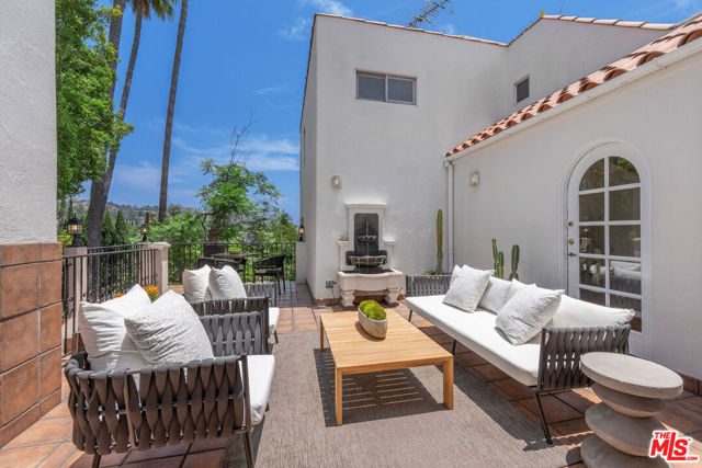 2004 Vine Street, Los Angeles CA: https://media.crmls.org/mediaz/818077cc-2cc2-43e1-a022-93923c5006a3.jpg