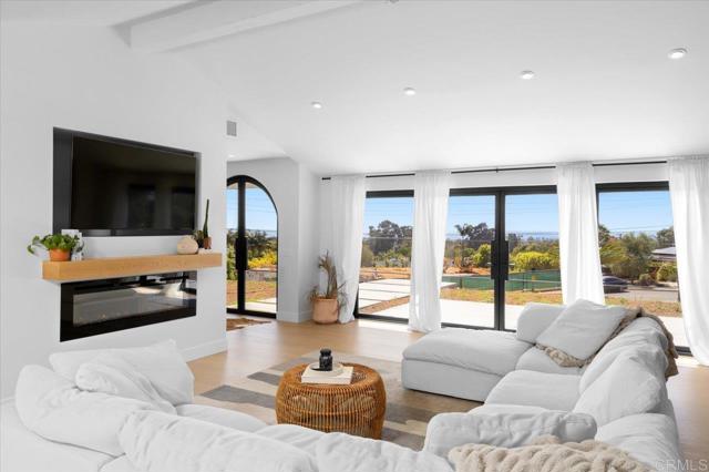 Detail Gallery Image 7 of 31 For 3170 Falcon Drive, Carlsbad,  CA 92008 - 5 Beds | 3 Baths