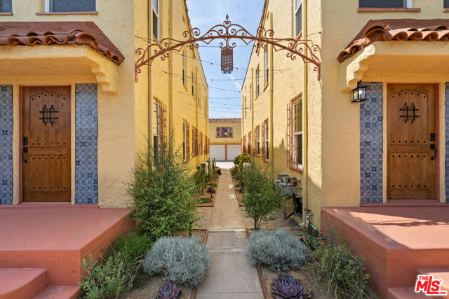2939 Redondo Boulevard, Los Angeles CA: https://media.crmls.org/mediaz/8181d9b4-9f2a-41ec-9af8-7f6ef4d364e5.jpg