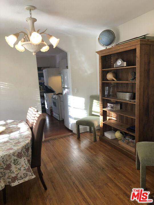 3754 Fredonia Drive, Los Angeles CA: https://media.crmls.org/mediaz/81822eb8-3388-4b3a-8146-0073ccbcde29.jpg