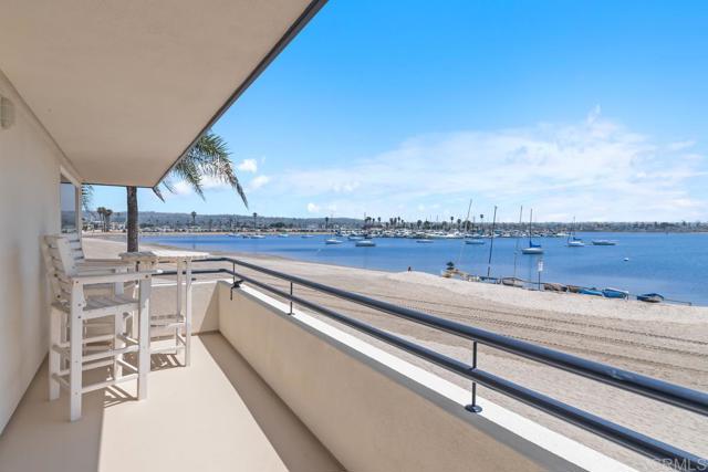 3366 Bayside Walk, San Diego CA: https://media.crmls.org/mediaz/81826d87-31f9-4bf6-a571-a012fd2f116d.jpg
