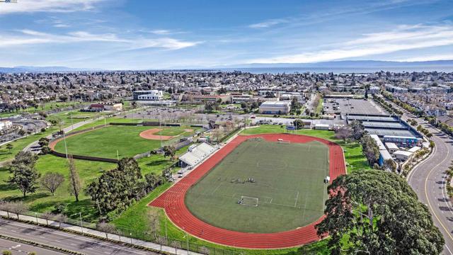 2683 5Th St, Alameda CA: https://media.crmls.org/mediaz/81827a21-f12b-4cab-9530-a0b69833c6fd.jpg