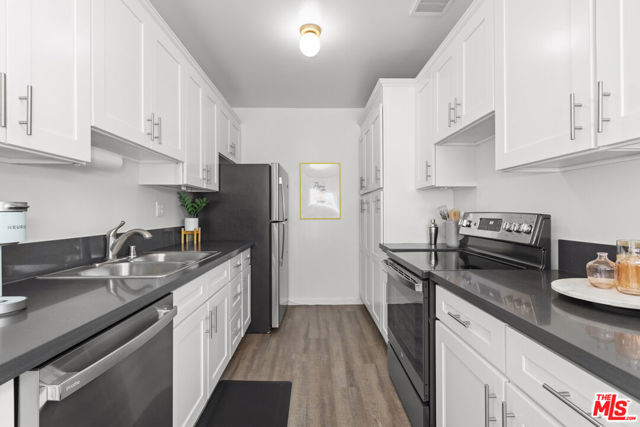 5414 Newcastle Avenue, Encino CA: https://media.crmls.org/mediaz/818332b1-323f-4658-a50b-32d9dedb5ada.jpg