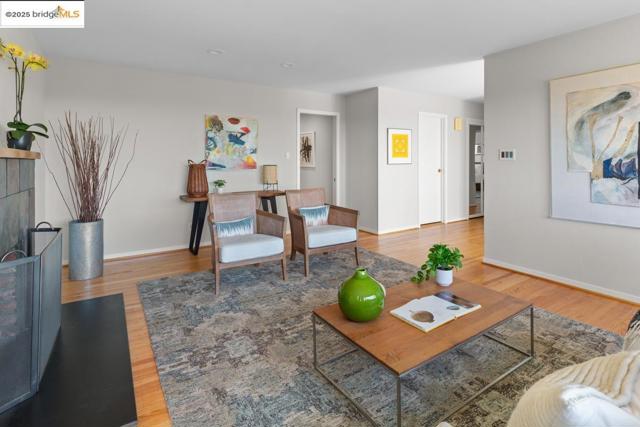 11718 Cranford Way, Oakland CA: https://media.crmls.org/mediaz/8183c07e-0854-4c9a-80b4-b366c7a46d15.jpg