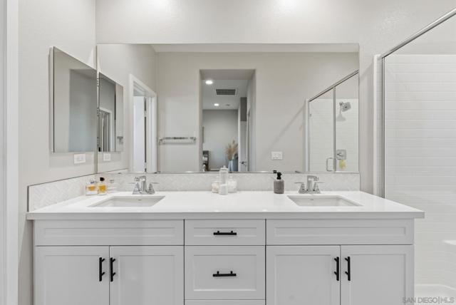 4382 Pacifica Way, Oceanside CA: https://media.crmls.org/mediaz/81848b76-f3e4-461f-a475-60204460c71b.jpg