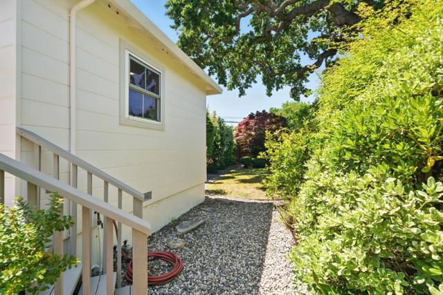 1405 Oakhurst Avenue, San Carlos CA: https://media.crmls.org/mediaz/8184927c-3cce-4d4d-8af6-0b81481dadbf.jpg