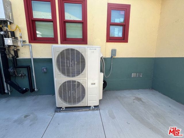 1016 W 21st Street, Los Angeles CA: https://media.crmls.org/mediaz/8184ca00-5ba7-4ccb-be47-d79d4780bd5f.jpg