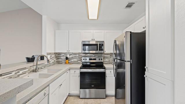 Detail Gallery Image 2 of 29 For 1074 Merrill Cir, Hemet,  CA 92545 - 2 Beds | 2 Baths