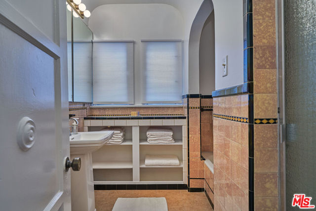 1235 HI POINT Street, Los Angeles CA: https://media.crmls.org/mediaz/8185d1d5-e79a-44bb-88f8-089bab2d040b.jpg