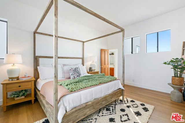 29221 Heathercliff Road, Malibu CA: https://media.crmls.org/mediaz/818677cd-ea23-42e6-9eb1-ae867dc64c0f.jpg