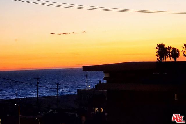 420 S Broadway, Redondo Beach CA: https://media.crmls.org/mediaz/8186b9f7-e0c3-46b3-b43a-2fd6df093007.jpg