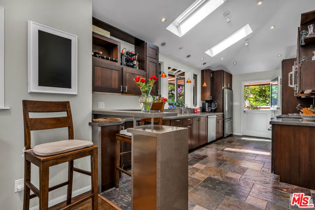 3275 Dos Palos Drive, Los Angeles CA: https://media.crmls.org/mediaz/81871ae9-66d9-4698-8900-955cc49938de.jpg