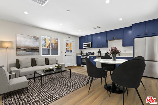 2700 S Palm Grove Avenue, Los Angeles CA: https://media.crmls.org/mediaz/8187e403-b749-49fb-94d4-408eb24edead.jpg