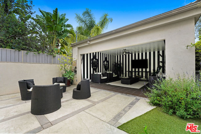 841 N Crescent Heights Boulevard, Los Angeles CA: https://media.crmls.org/mediaz/818918d2-31c1-476f-8785-6fc025d7fbc0.jpg