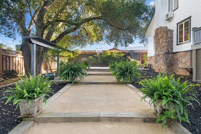 19050 Camino Barco, Saratoga CA: https://media.crmls.org/mediaz/8189ff19-4341-4631-b39c-36544ff1b738.jpg