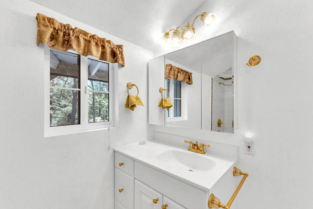 53200 Forest Lake Drive, Idyllwild CA: https://media.crmls.org/mediaz/818b49a0-b7f7-4be5-be4e-960bd306b97d.jpg