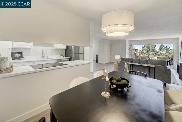 2101 PTARMIGAN DR, Walnut Creek CA: https://media.crmls.org/mediaz/818bf074-ad75-4bc4-a8f2-538d080ed2cc.jpg