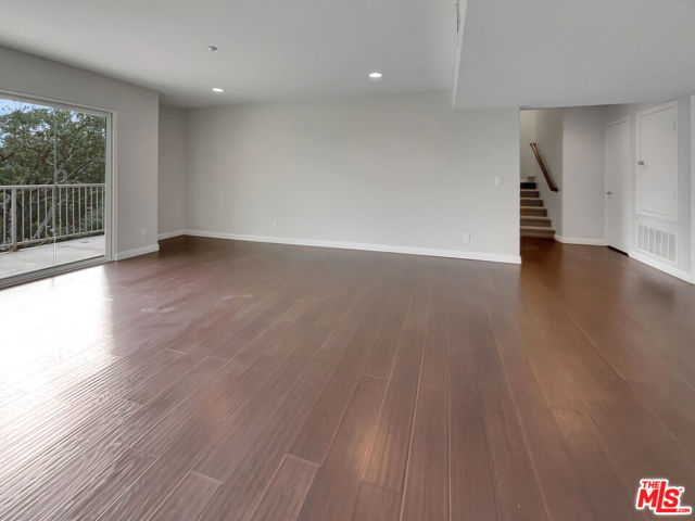 5692 Como Circle, Woodland Hills CA: https://media.crmls.org/mediaz/818d0b50-1066-4728-8a34-e5e5b89616a3.jpg