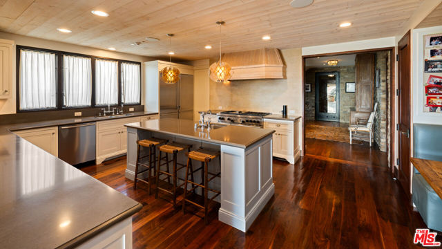 964 Palisades Beach Road photo 14