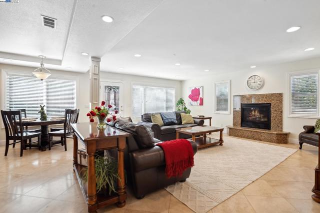 367 Mt Washington Way, Clayton CA: https://media.crmls.org/mediaz/819179a1-7830-46f8-b616-3fa4e977cc42.jpg