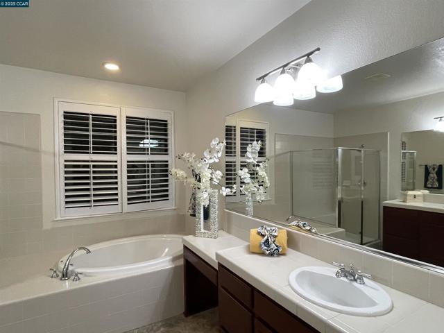 4150 Cherry Blossom Ln, Tracy CA: https://media.crmls.org/mediaz/8191d5d3-8a40-4f23-ad51-83481ffa50d2.jpg