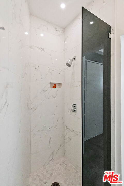 Image 21 of 50 For 270 Palisades Beach Road 203