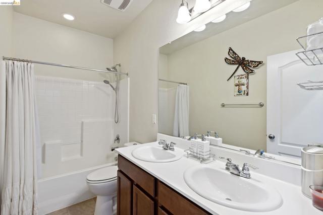 2469 Talaria Dr, Oakley CA: https://media.crmls.org/mediaz/81925521-b5d4-41ef-9ff3-7975445d0665.jpg