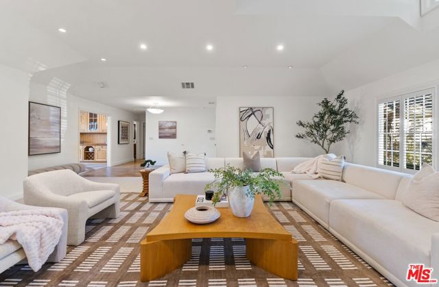 2596 Wallingford Drive, Beverly Hills CA: https://media.crmls.org/mediaz/8192a26d-e992-45e9-b2f5-a7ca023a15b1.jpg
