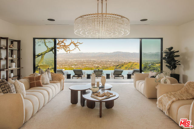 13331 Mulholland Drive, Beverly Hills CA: https://media.crmls.org/mediaz/8192f4f5-6142-4321-9332-bf8c32a0b8c9.jpg