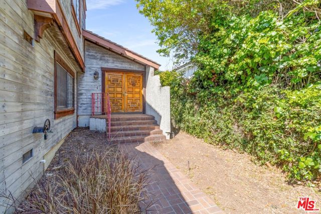 11 S Callecita, Laguna Beach CA: https://media.crmls.org/mediaz/81941438-e4ef-4003-b4ce-77807c50c65f.jpg