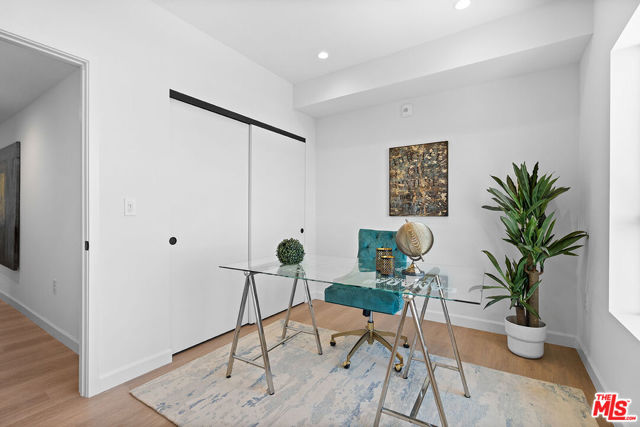 321 S Oxford Avenue, Los Angeles CA: https://media.crmls.org/mediaz/819504d9-1f57-4b71-a29e-f710d2efc447.jpg
