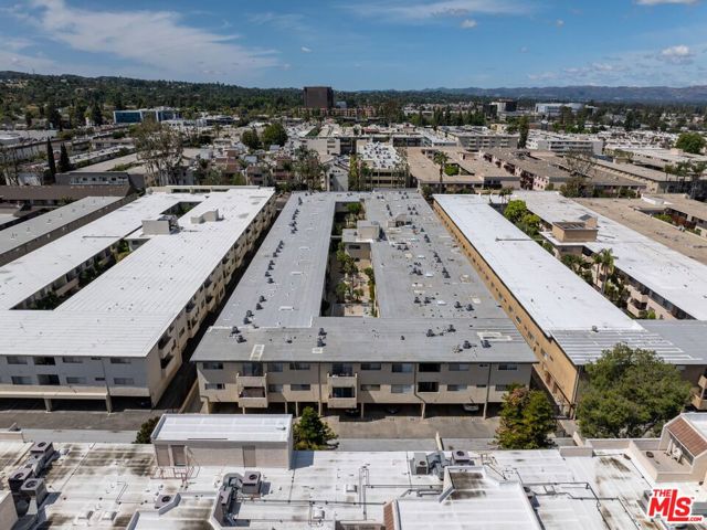 5328 Newcastle Avenue, Encino CA: https://media.crmls.org/mediaz/819704a3-5577-4904-8399-c57f1f731176.jpg