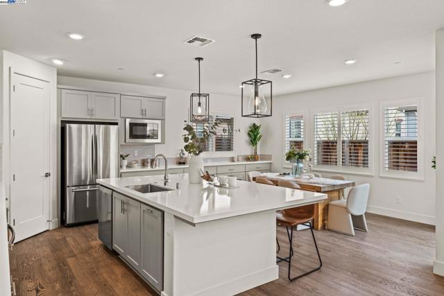 318 Paradiso Ct, San Ramon CA: https://media.crmls.org/mediaz/8197276a-0ed6-4663-9d13-34a510e1d6e0.jpg