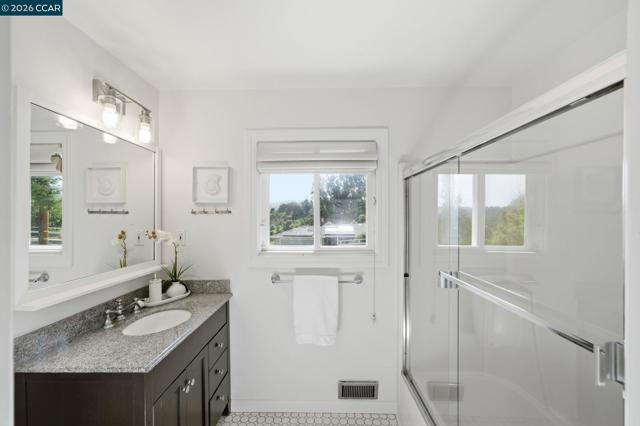 102 Hillcrest Dr, Orinda CA: https://media.crmls.org/mediaz/81975fa6-d665-48d0-9cc6-3cd42bddc260.jpg