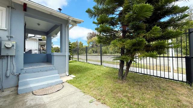 10923 Foothill Boulevard, Oakland CA: https://media.crmls.org/mediaz/8197ba74-2b46-427d-857d-7b5a5942ea8f.jpg