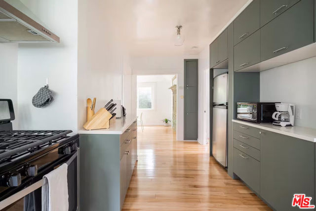 716 Sunset Avenue, Venice CA: https://media.crmls.org/mediaz/81985c4b-a035-4cdc-9fb5-570cac70189a.jpg